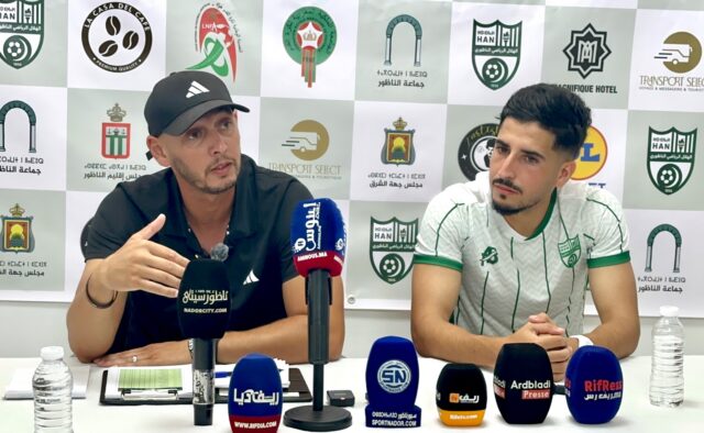 من الندوة الصحفية التي عقدها مدرب الفريق، فوزي خليل، بحضور عميد الفريق كمال بلعربي، ونائب الرئيس أشرف بلحيان.يتقدم الن